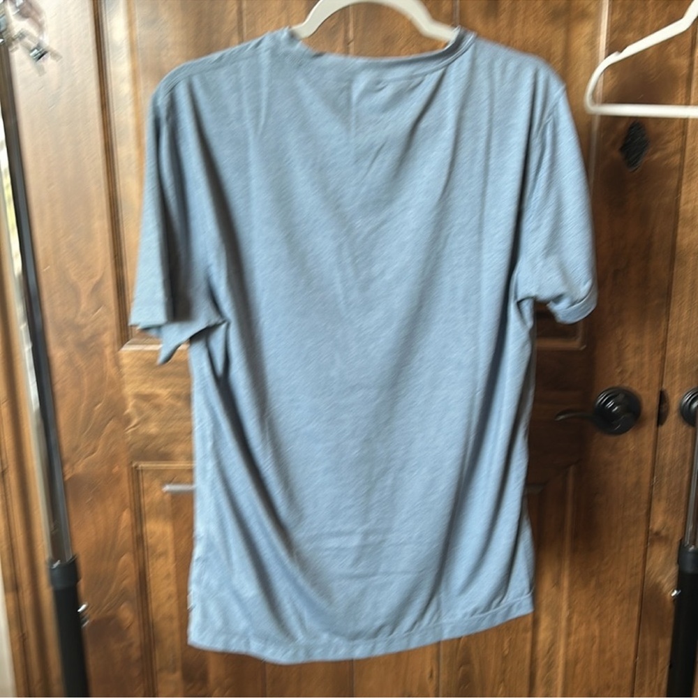 Vuori Men’s Tradewind Performance Tee - Picture 2 of 4